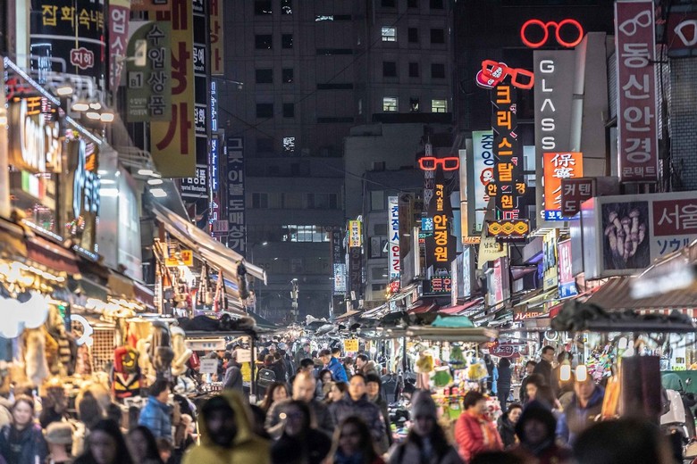 Chợ đêm Dongamen đông đúc