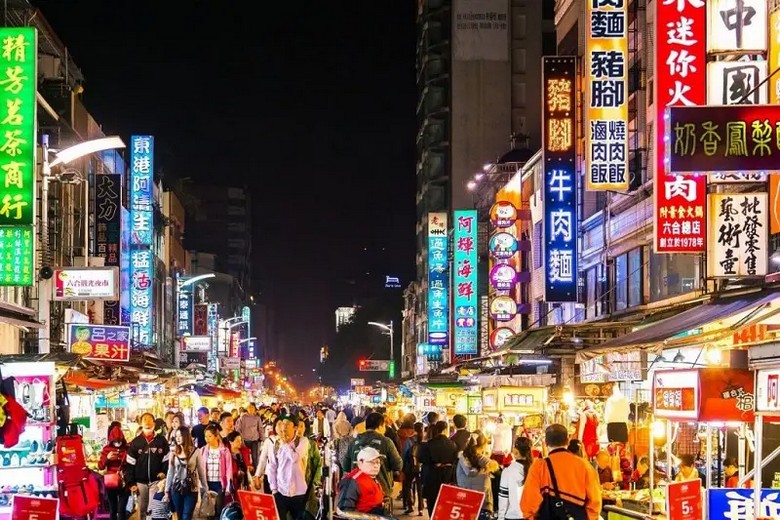 Du khách trải nhiệm chợ đêm Lục Hợp ở Đài Loan