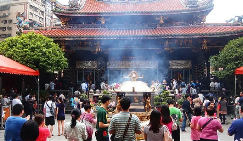 Dân Đài Loan hành lễ tại chùa Long Sơn