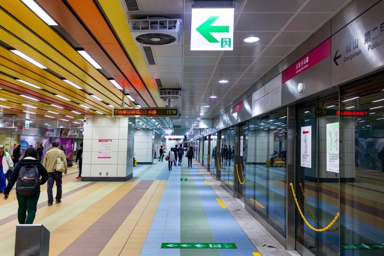 Tàu MRT yên tĩnh ở Đài Loan