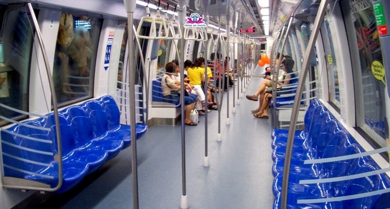 Trên tàu MRT yên tĩnh, sạch sẽ