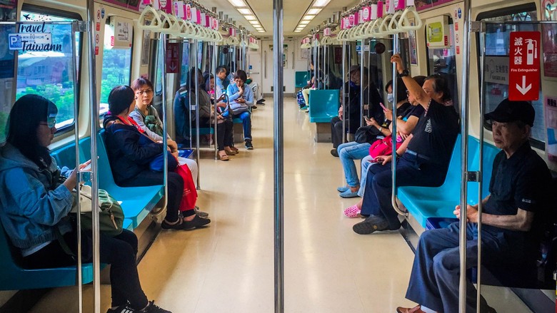 Tàu MRT ở Đài Loan yên tĩnh