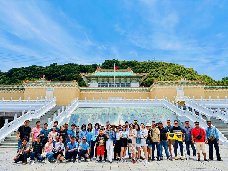 Trang phục khi vào chùa Đài Loan