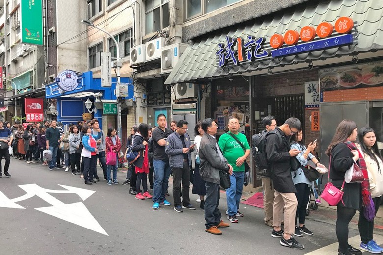 Xếp hàng dài tại quán ăn Đài Loan